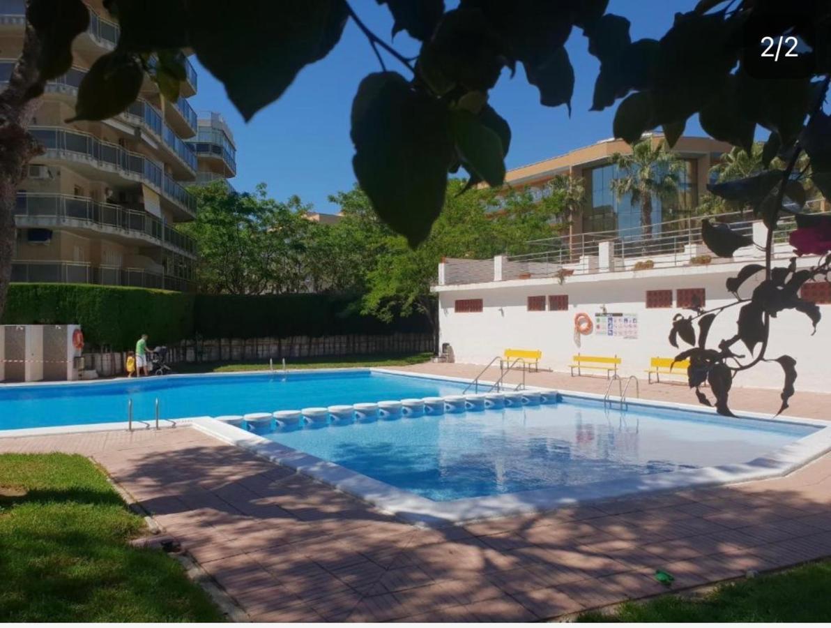 Lux Apartament Салоу Екстериор снимка