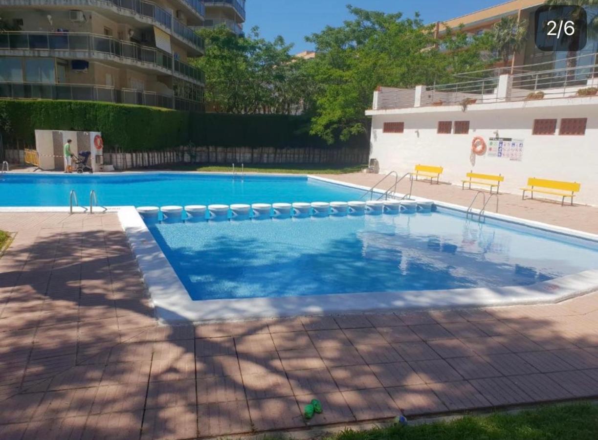 Lux Apartament Салоу Екстериор снимка