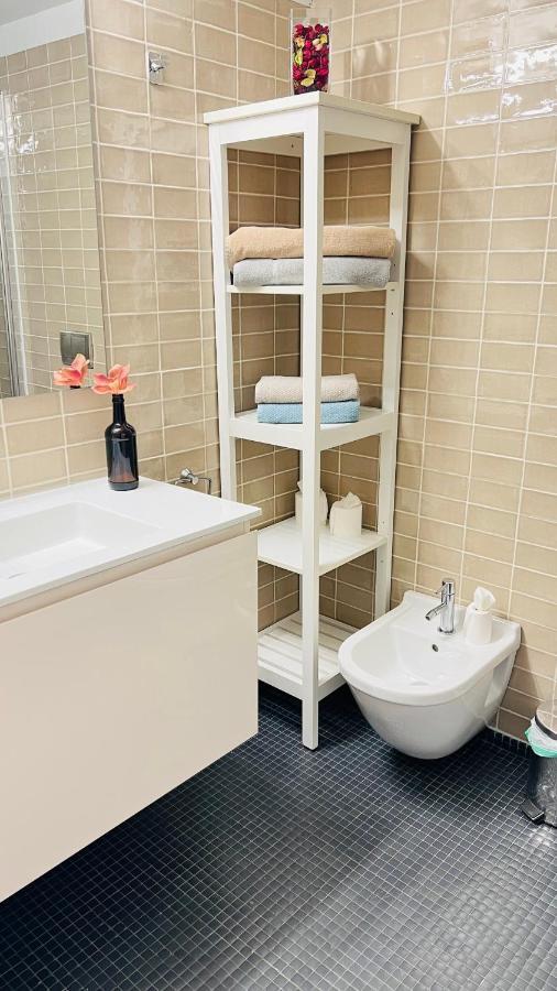 Lux Apartament Салоу Екстериор снимка