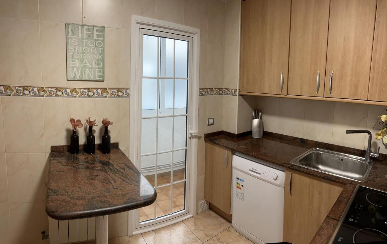 Lux Apartament Салоу Екстериор снимка