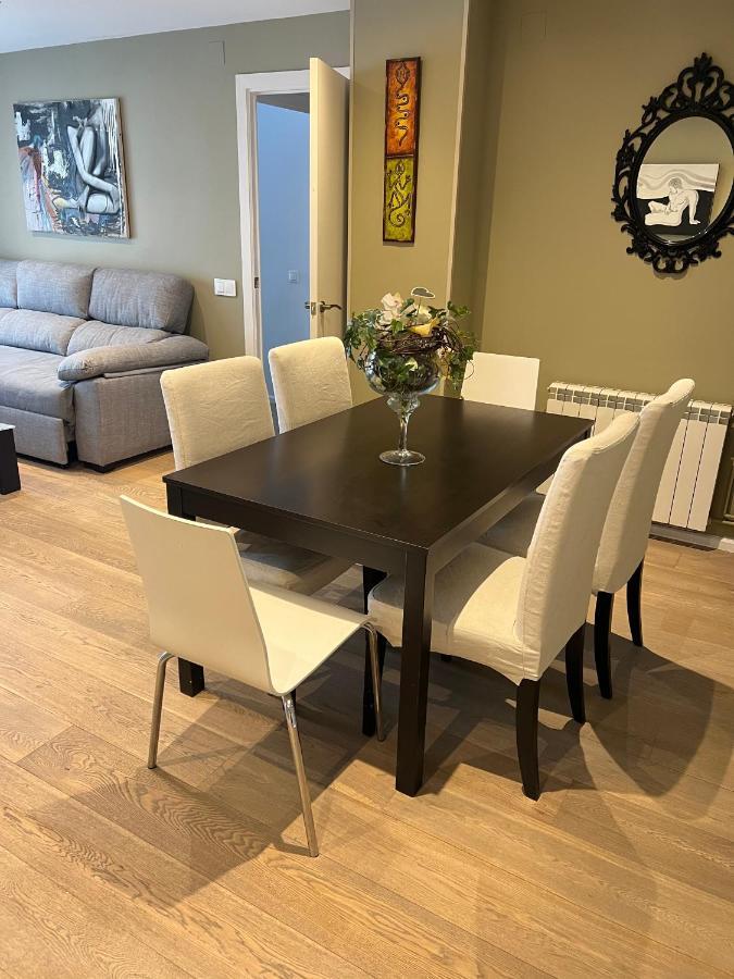 Lux Apartament Салоу Екстериор снимка