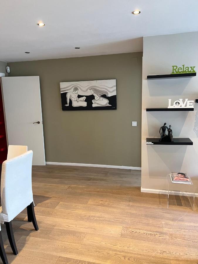 Lux Apartament Салоу Екстериор снимка