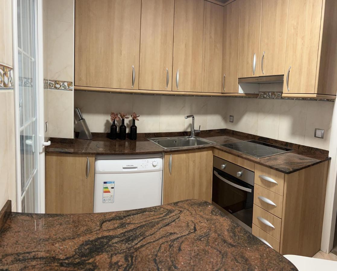 Lux Apartament Салоу Екстериор снимка