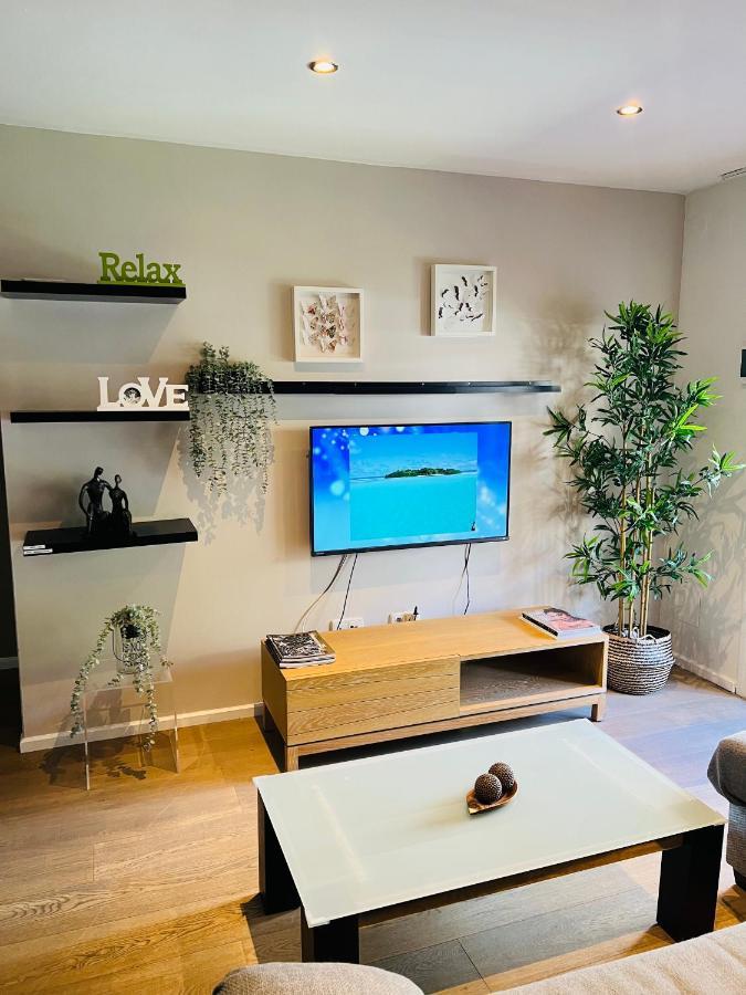 Lux Apartament Салоу Екстериор снимка