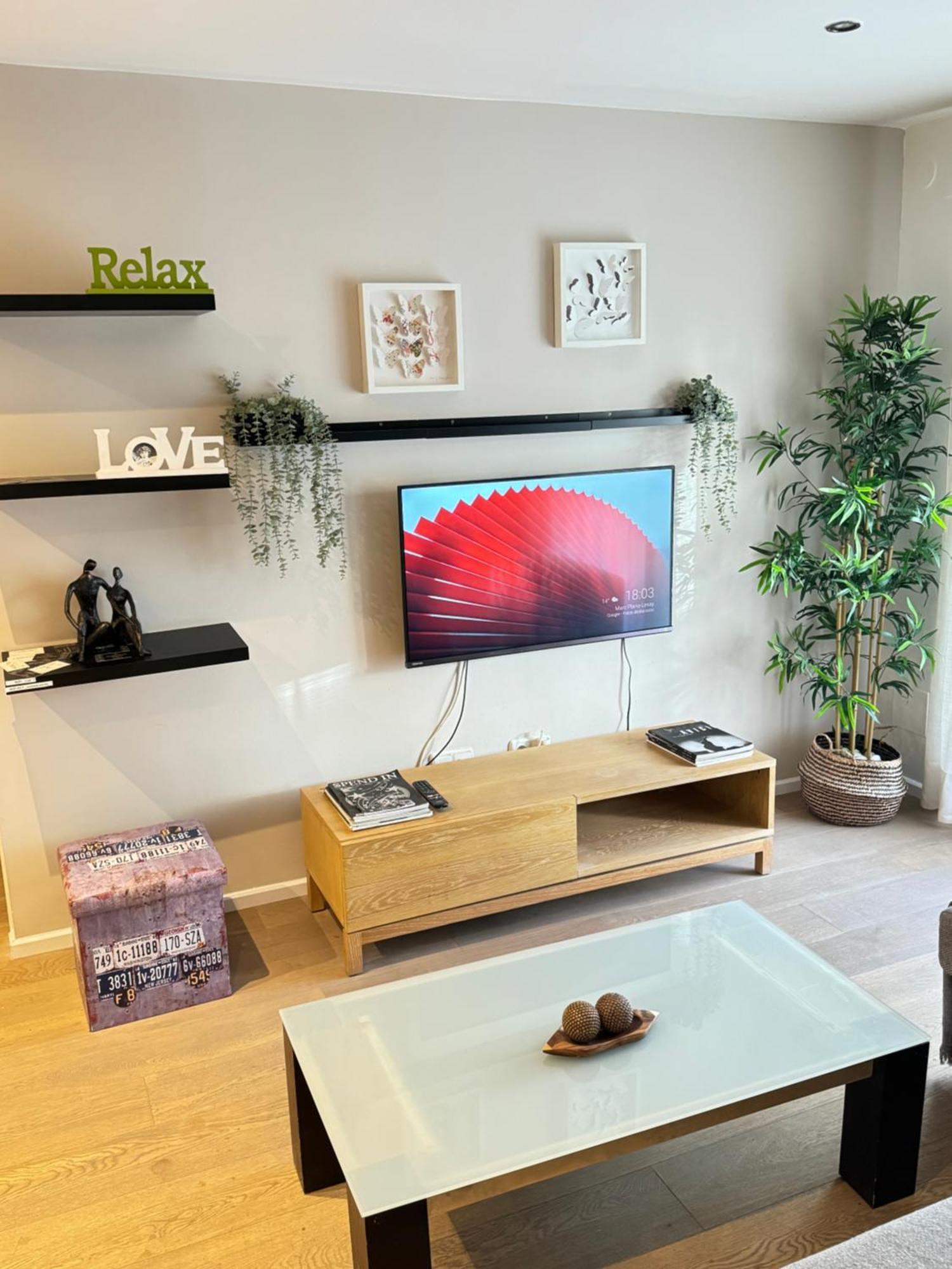 Lux Apartament Салоу Екстериор снимка