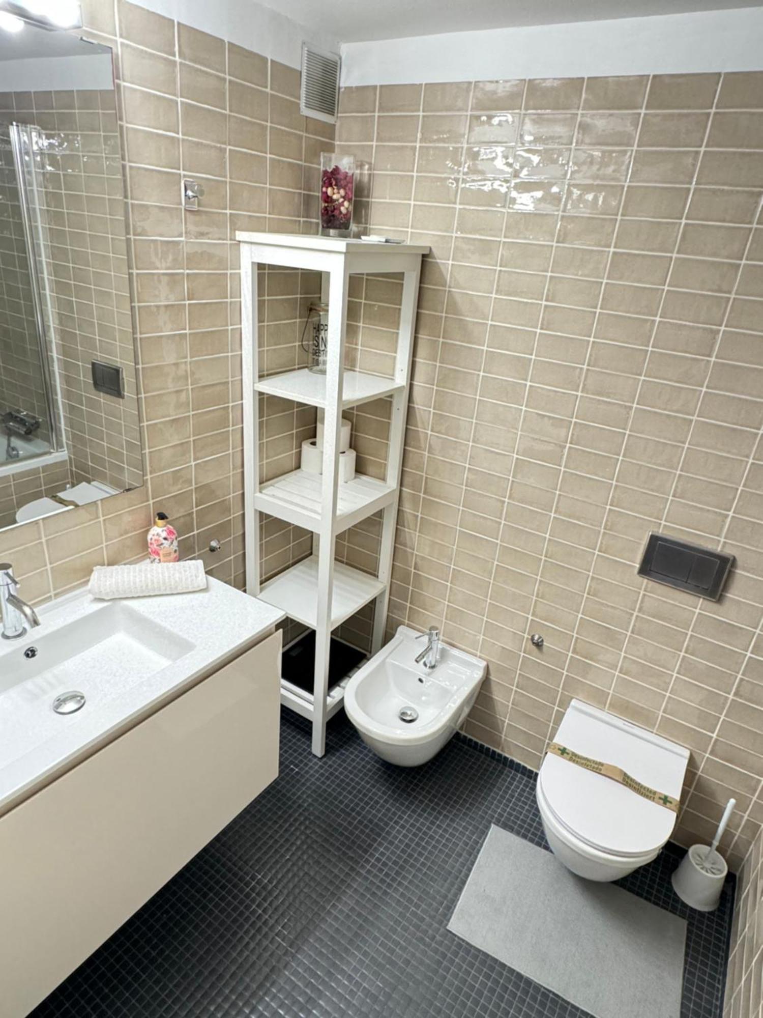 Lux Apartament Салоу Екстериор снимка